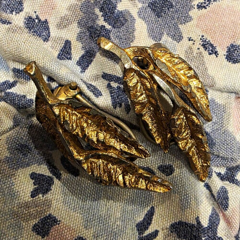Vtg BSK Signed Gold Tone Leaf ClipOn Earrings for Lobe, No Stone 1.25in